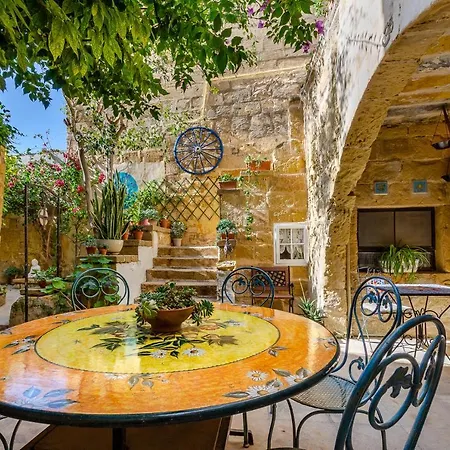 Studio In A Traditional Country With Courtyard Apartment