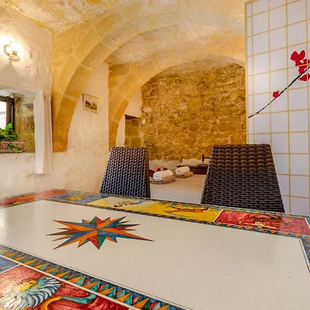 Studio In A Traditional Country With Courtyard Apartment *